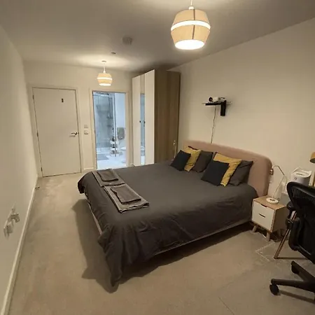 Wonderful En-Suite Bedroom - Stay With Bruno Hounslow Exterior photo