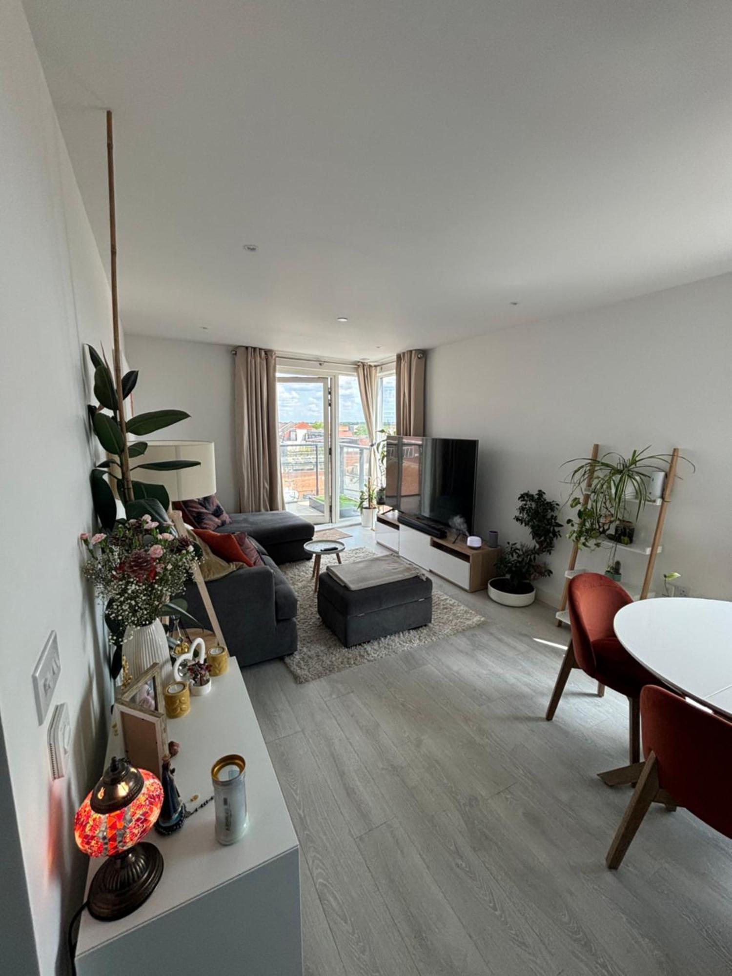 Homestay Wonderful En-suite Bedroom - With Bruno Hounslow