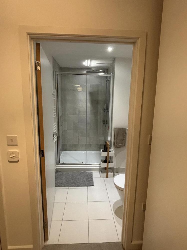 Wonderful En-suite Bedroom - With Bruno Homestay Hounslow