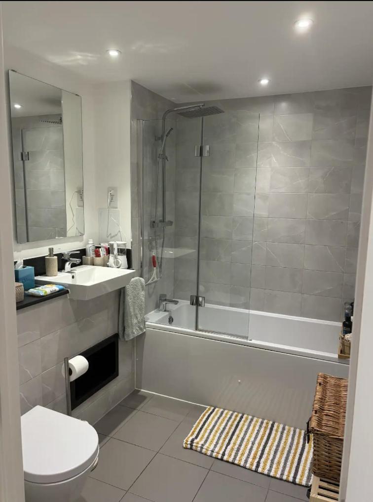 Wonderful En-suite Bedroom - With Bruno Hounslow
