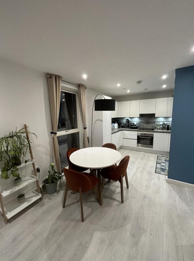 Wonderful En-suite Bedroom - With Bruno Homestay Hounslow