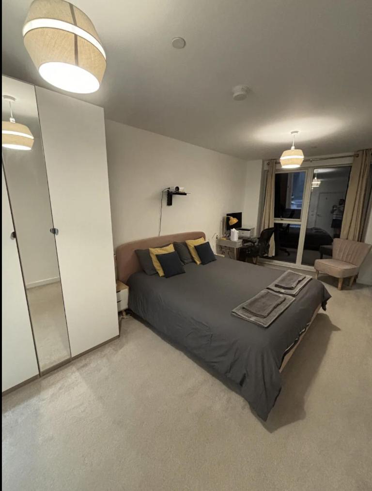 Wonderful En-suite Bedroom - With Bruno Hounslow